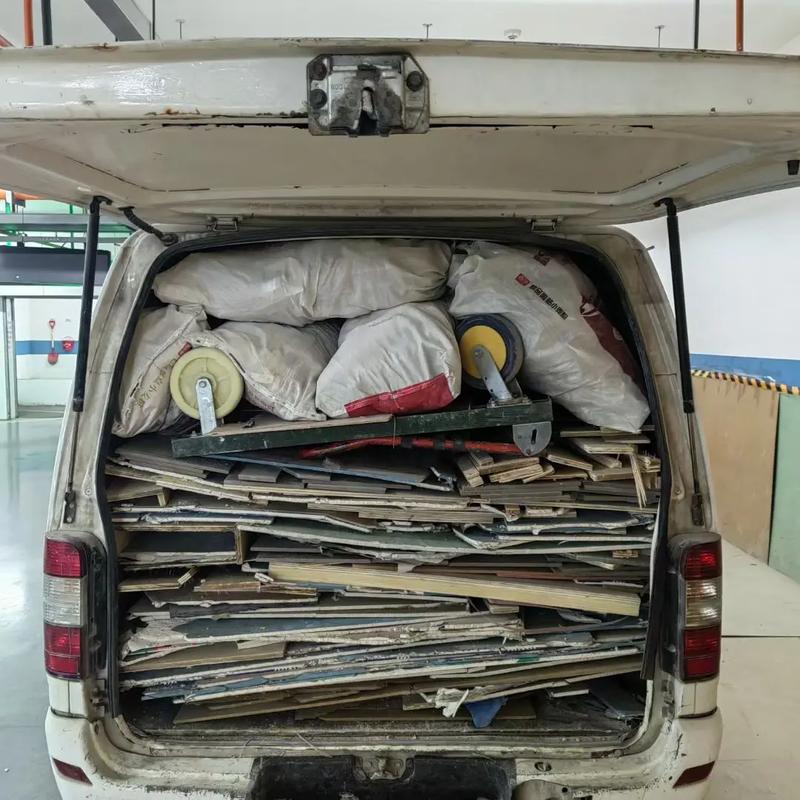 面包车清运垃圾